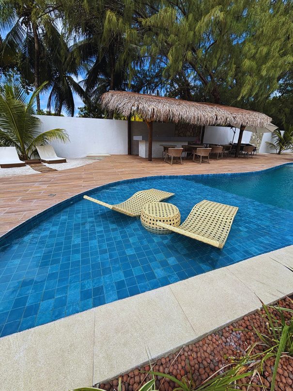 Deck e piscina do Villa Canoe